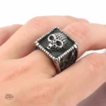 Accessoire Johnny Hallyday, bague audacieuse et unique