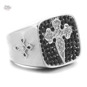 Bague Johnny Hallyday, design croix tréflée, ornée de zircons