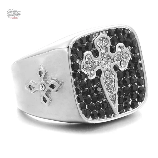 Bague Johnny Hallyday, design croix tréflée, ornée de zircons