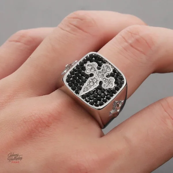 Bijou Johnny Hallyday, chevalière en zircons, style croix tréflée